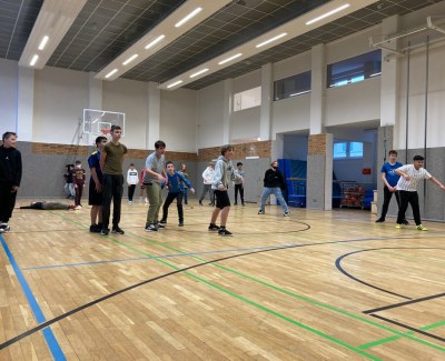 Schüler der Mittelstufe in einer kooperativen Übung