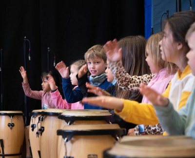 Achtung, die Wiese lebt! Theaterprojekt der Grundstufe