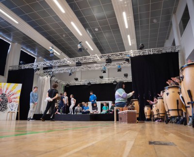 Achtung, die Wiese lebt! Theaterprojekt der Grundstufe