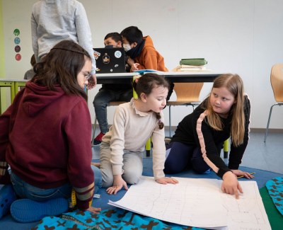 Achtung, die Wiese lebt! Theaterprojekt der Grundstufe