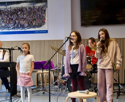 Die Schulband der Grundschule singt