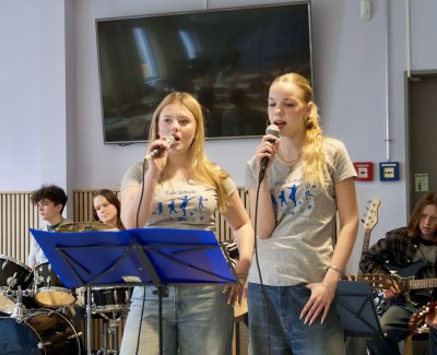 Die Schulband der Oberstufe singt 