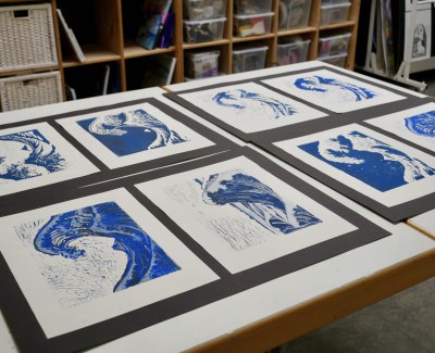 Ein Blick in das Atelier mit ausgestellten Bildern