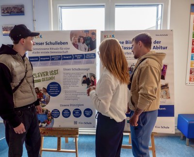 Am Eingang der Schule steht das Programm