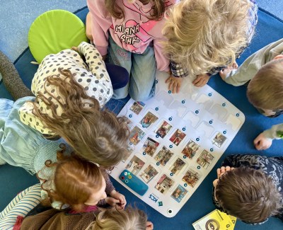 „Die Glitzerkatzen“ an der sprechenden Wand von KSC Education
