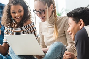 Mädchen lernt für die Fachhochschulreife (Fachabitur)