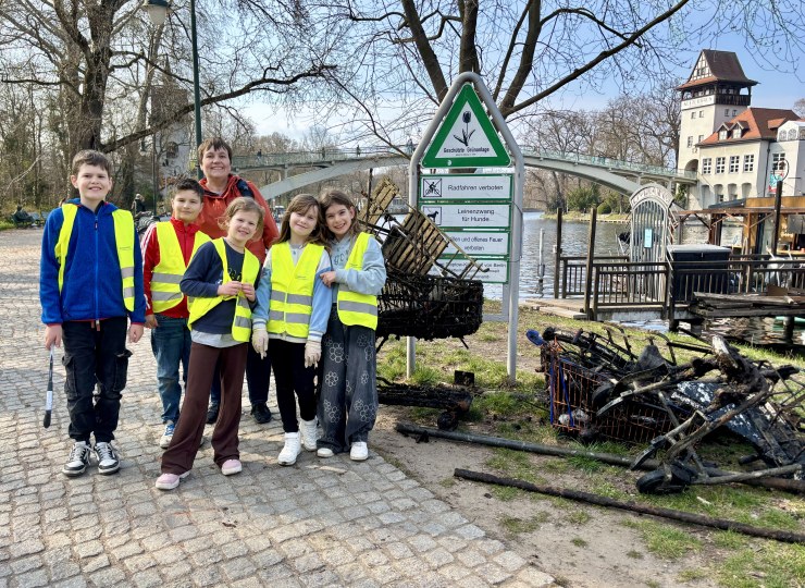 Die AG Our Happy Future neben dem eingesammelten Müll aus der Spree