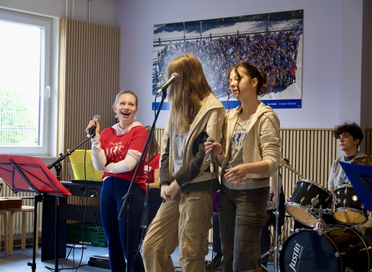 Die Schulband singt live am Tag der offenen Tür